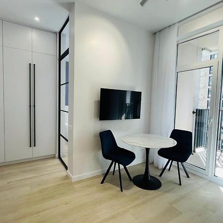 Modern Apartment In The Old Town Kyiv Exterior photo